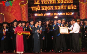 Hà Nội tuyên dương 123 Thủ khoa xuất sắc năm 2013