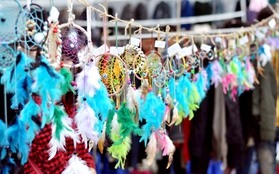 Hội chợ tràn ngập dreamcatcher của teen trường Việt Đức