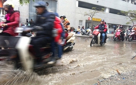 Hà Nội: Trời không mưa, cổng trường ngập nặng