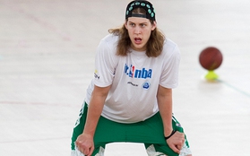 Tuyển thủ NBA - Kelly Olynyk đích thân hướng dẫn học sinh chơi bóng rổ