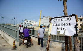 Cấm xe máy lên cầu dành cho người đi bộ, người dân dọa "Không cho đi, phá cầu"