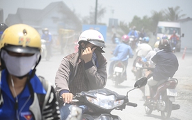 Chùm ảnh: Nín thở, bịt kín mặt khi đi qua đường đầy bụi ở Sài Gòn