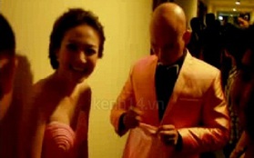 Clip: Phan Đinh Tùng gỡ kẹo cao su khỏi váy cho vợ