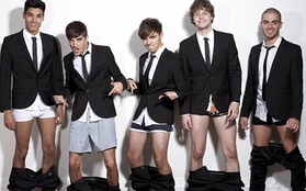 Hot boy The Wanted thi nhau... tụt quần