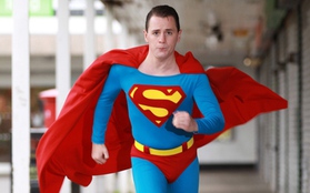 Chàng trai trẻ thích "biến hình" thành Superman trừ gian diệt ác