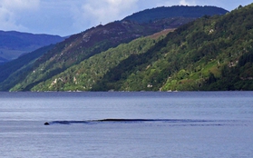 Bắt gặp vật thể khổng lồ di chuyển trên hồ Loch Ness huyền thoại