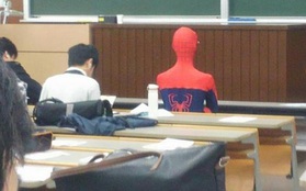 Mặc nguyên đồ Người nhện đi học Đại học