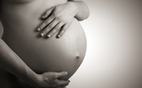 Bé gái 1,7kg phát triển khỏe mạnh trong ổ bụng người mẹ