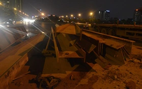 Hà Nội: Lái ẩu, xe container trút hàng chục tấn thép xuống đường