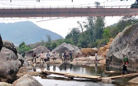 Lai Châu: Cầu tạm Chu Va 6 bị nước lũ cuốn trôi