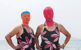 Chùm ảnh: Du khách đeo mặt nạ tắm biển để tránh nắng