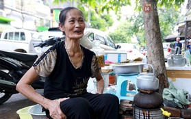Hàng nước chè xanh miễn phí của người phụ nữ nghèo trên hè phố Hà Nội