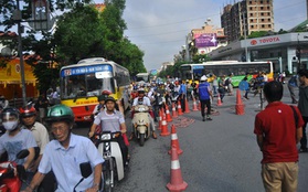 Hà Nội bắt đầu dựng rào chắn, cấm ô tô trên tuyến đường huyết mạch