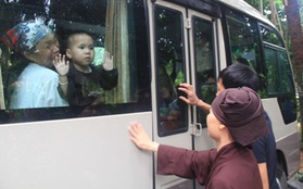 Giọt nước mắt lăn dài trên chuyến xe chuyển trẻ em chùa Bồ Đề đợt 2