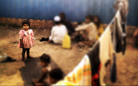 Cuộc sống của những em bé chân trần, đi xin tiền trên đường phố Ấn Độ