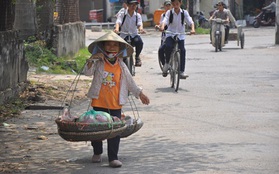 Người đàn bà cao hơn 1 mét bán hàng rong sống qua ngày ở Hà Nội