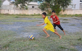 Những đứa trẻ làng Vồng Vổng quê Công Phượng chân trần đá bóng