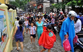 Hà Nội: Mưa lớn, học sinh trường tiểu học lội nước vào lớp