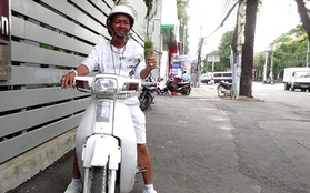 Người xe ôm có phong cách toàn trắng "độc" nhất Sài Gòn