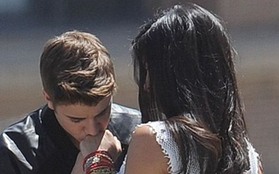 Justin Bieber tình tứ với cô nàng cực giống Selena