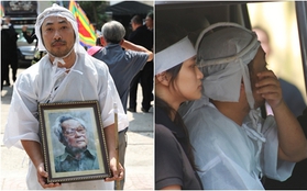 Đạo diễn Nguyễn Quang Dũng lau vội nước mắt sau lễ truy điệu của bố