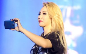 HOT: CL dùng điện thoại quay fan Việt trong concert