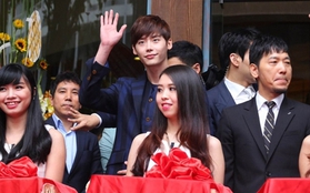 Lee Jong Suk "choáng" vì thấy quá nhiều xe máy ở Việt Nam