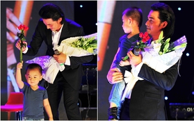 Con trai Quách Ngọc Ngoan lên sân khấu tặng hoa cho bố