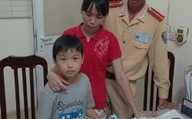 Hà Nội: CSGT cứu bé trai 9 tuổi thất lạc về với gia đình