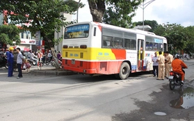 Hà Nội: Nam thanh niên lao đầu vào xe buýt tự tử bất thành