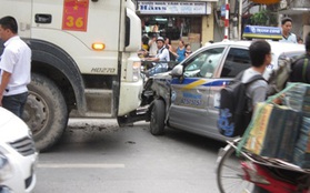 Hà Nội: Xe chở bồn đâm nát đầu taxi, hai người thoát chết