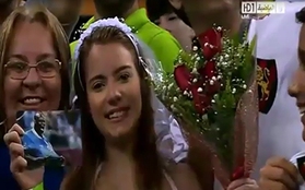 Fan nữ mặc áo cô dâu “cầu hôn” Balotelli ngay trong trận đấu