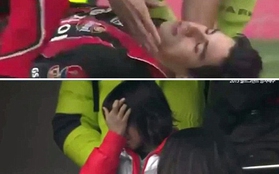Cảm động hình ảnh con trai của 1 cầu thủ òa khóc trên sân khi bố bất tỉnh