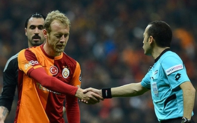 Cầu thủ Galatasaray được trọng tài cảm ơn vì chơi fair play