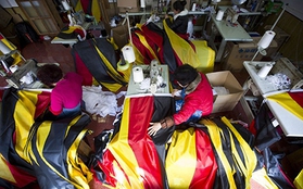 Trung Quốc bận rộn sản xuất cờ, linh vật cho World Cup 2014