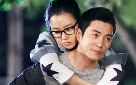 Mỹ nam gò lưng cõng Moon Chae Won say xỉn