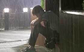 Soo Ha (Lee Jong Suk) lặng lẽ chờ người đẹp dưới mưa