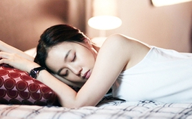Moon Chae Won đẹp mơ màng trên giường ngủ 