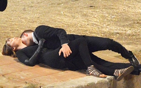 Robert Pattinson bò ra đất hôn người đẹp