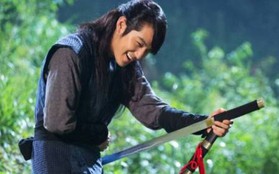 Kim Bum dùng kiếm giả vờ tự sát