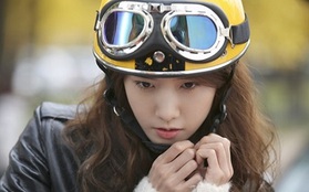 Yoona hớn hở cưỡi xe máy lượn phố
