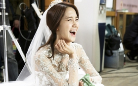 Yoona sung sướng cười tít mắt khi làm cô dâu trẻ