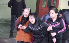 Sập giàn giáo ở Formosa: Mẹ già khóc ngất gọi tên con