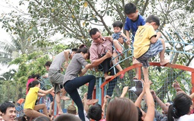 "Tắm miễn phí không xấu hổ, nhưng giành giật, bất chấp nguy hiểm thì đáng xấu hổ!"