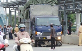 Hà Nội: Đâm vào gờ đường xe buýt nhanh, thiếu nữ bị xe tải cán tử vong
