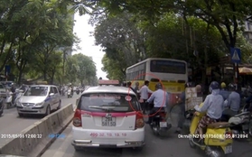 Clip tài xế taxi dừng xe giúp cụ già qua đường ở Hà Nội gây xúc động