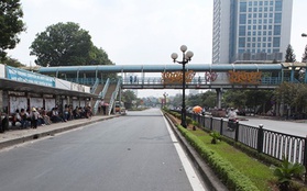 Nhiều cầu vượt đi bộ tại Hà Nội mới lắp đã phải tháo dỡ