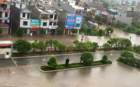 Mưa lớn khiến nhiều tuyến phố ở Thái Bình chìm trong biển nước