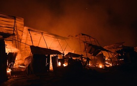 Cháy khủng khiếp trong đêm ở khu lán công nhân, 4.000 người tháo chạy