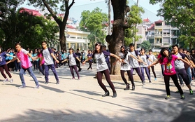 Mặc trời nắng, teen Yên Hòa say sưa nhảy flashmob
